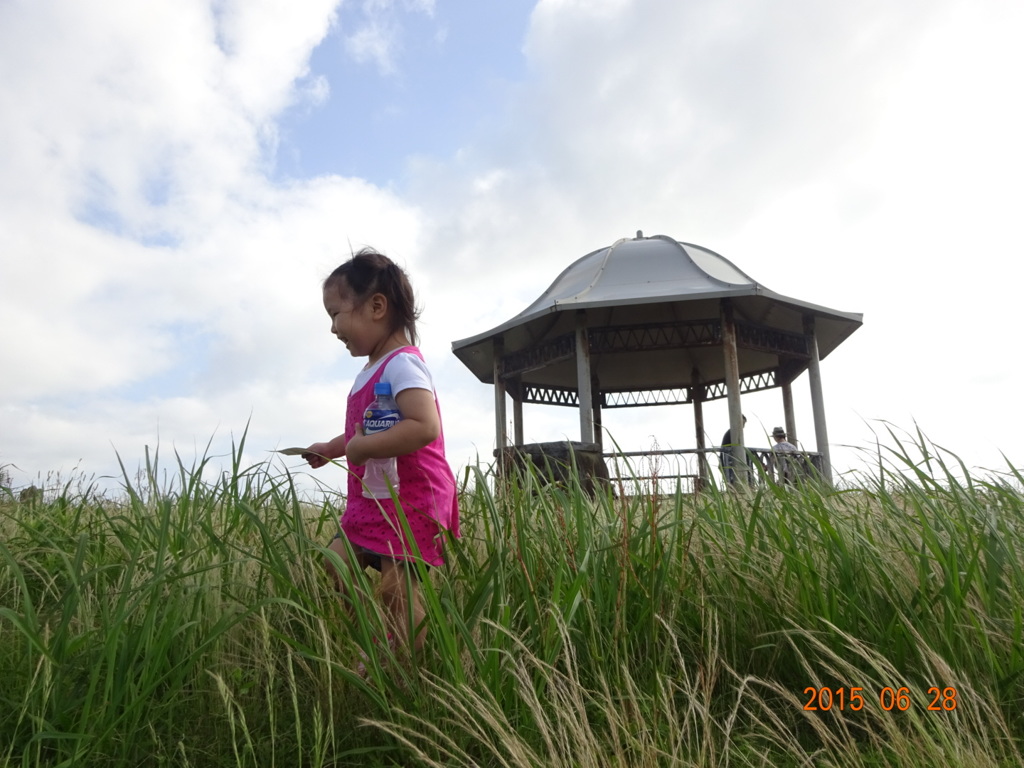 角島の公園ではしゃぐ我が家の怪獣娘