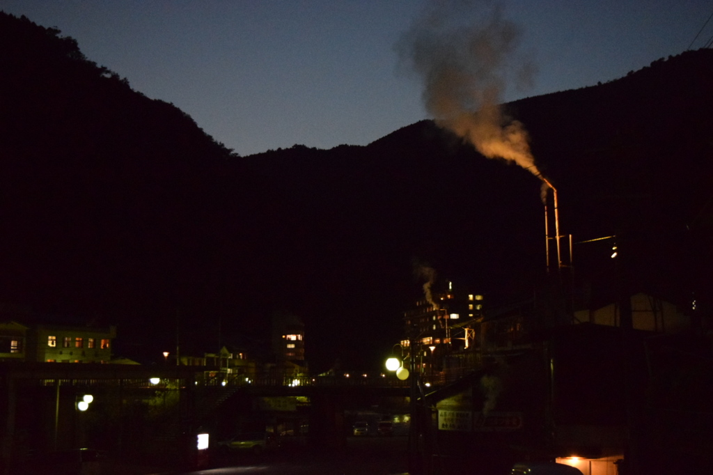 夜の杖立温泉街