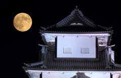 金沢城に上る満月