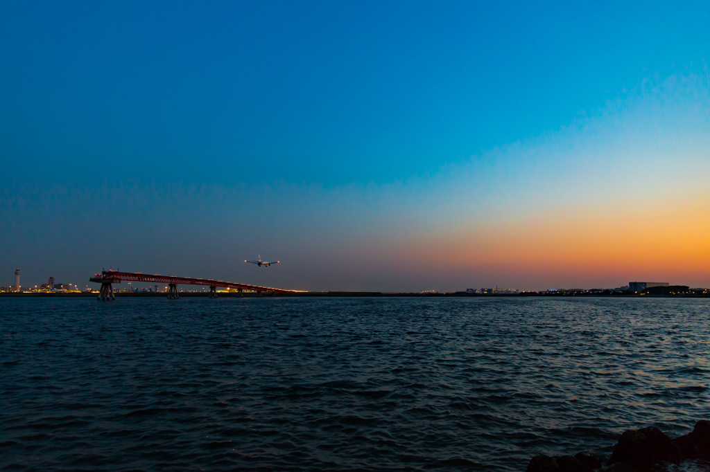 城南島から羽田空港の夕焼け
