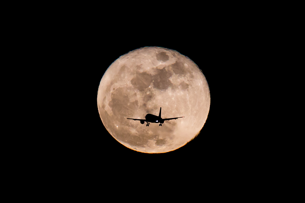 月と飛行機