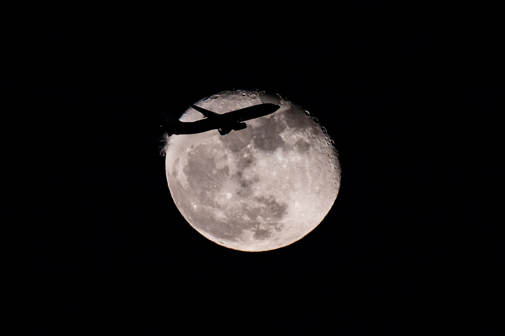 月と飛行機