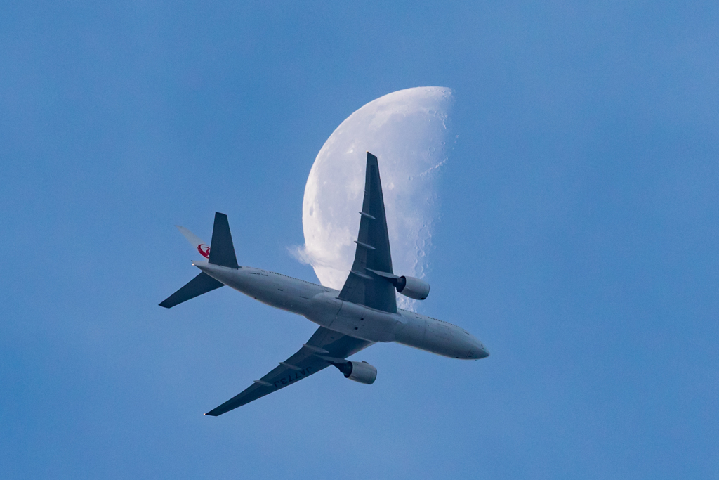 月と飛行機