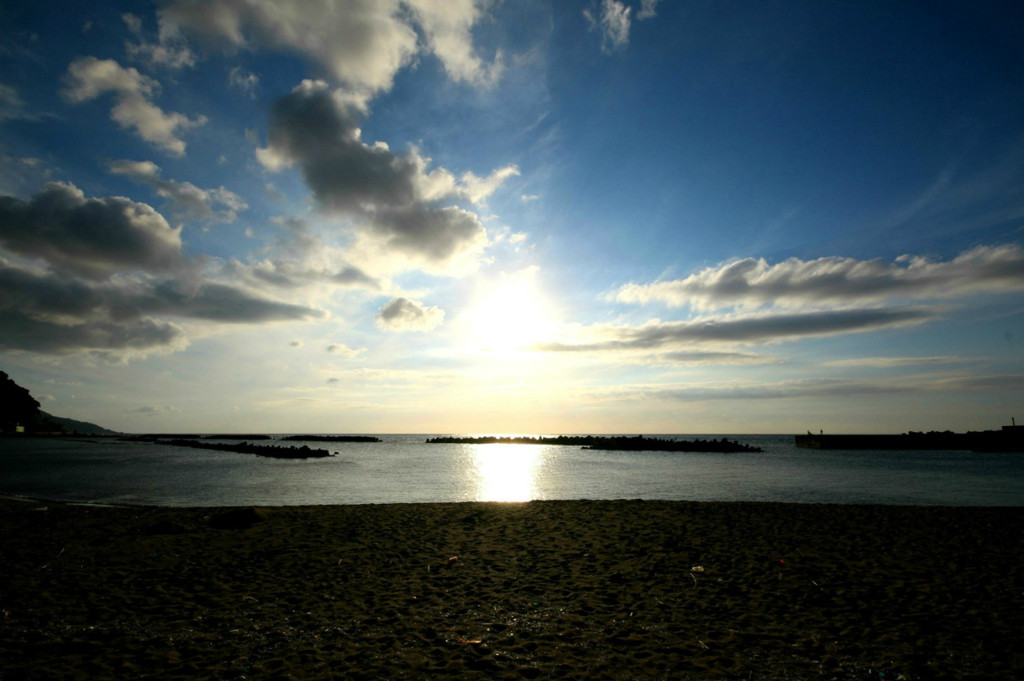 海と空と