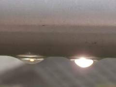物干し竿に水滴