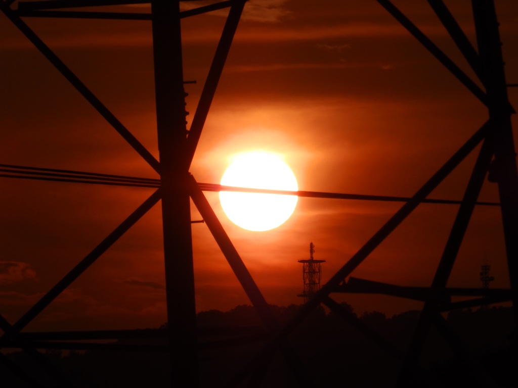 鉄塔越しの夕陽