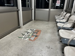とある駅の待合室