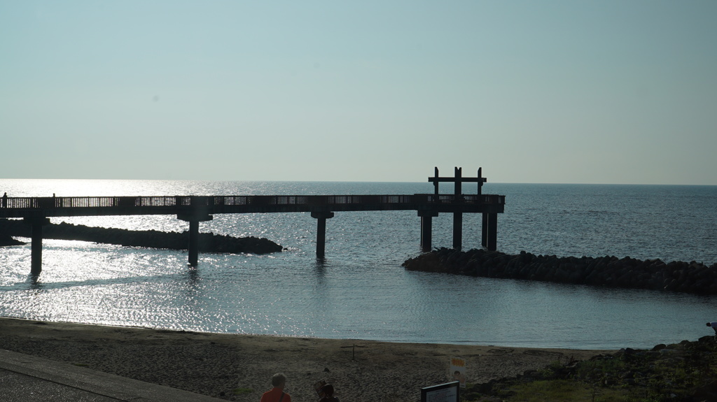 銀色に輝く夕凪の橋