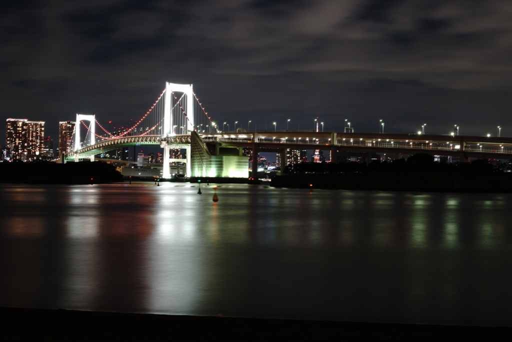 レインボーブリッジ夜景と水面反射:お台場