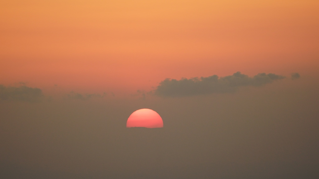 夕焼け(35mm換算450mm)APS-C Super 35mmオン