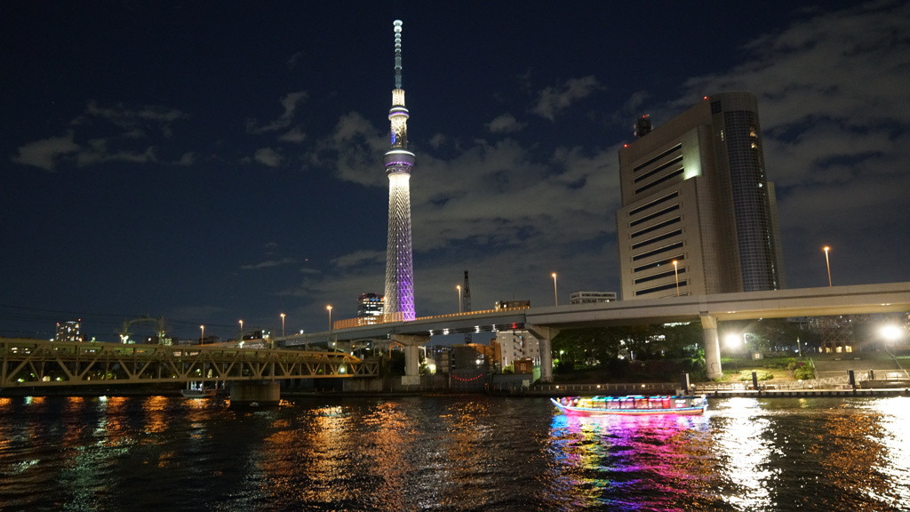スカイツリーと虹色船
