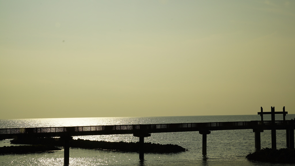 黄金色に輝く、夕凪の橋