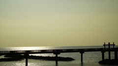 黄金色に輝く、夕凪の橋