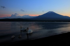 夕暮れどきの一家だんらん。