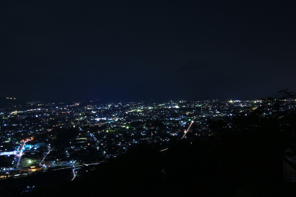 夜の街を見下ろす
