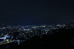 夜の街を見下ろす
