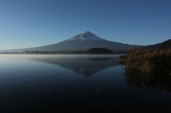 朝靄の湖畔にて…