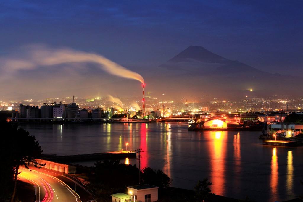 霞む富士、夜の街を見下ろす。