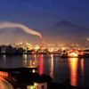 霞む富士、夜の街を見下ろす。