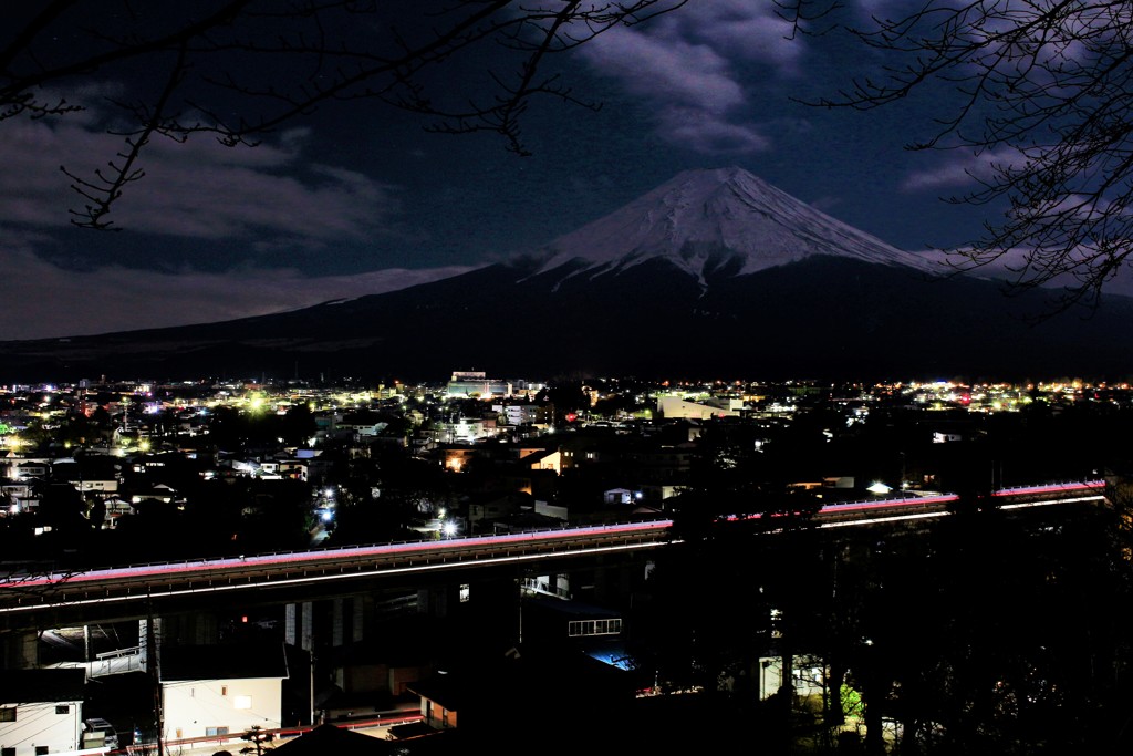 麓の街の夜は更けて…