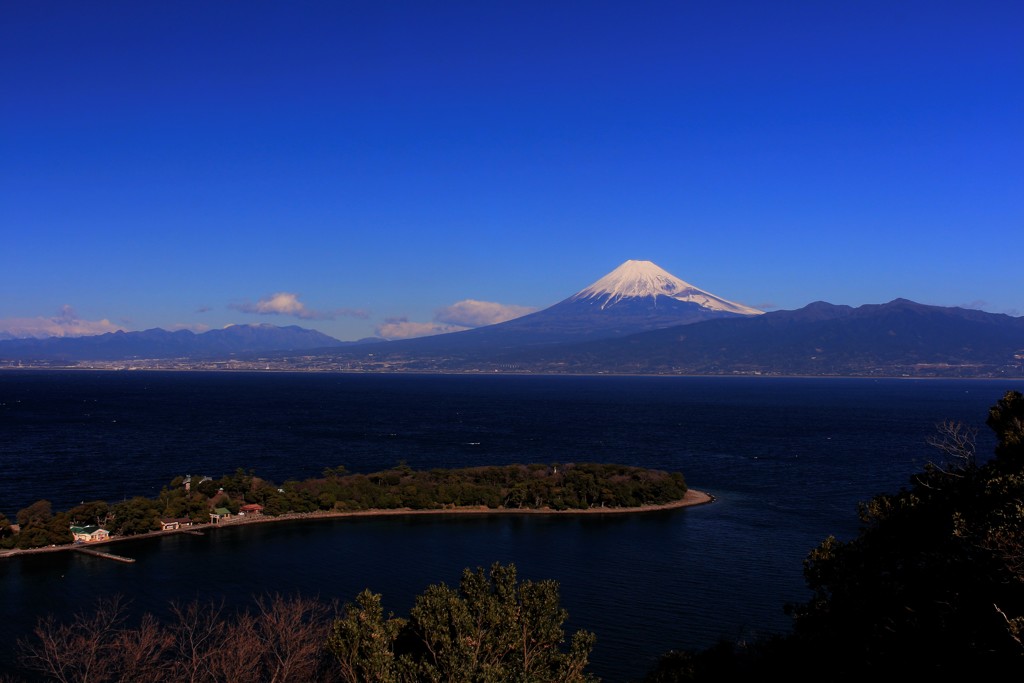 海の向こうに聳え立つ。