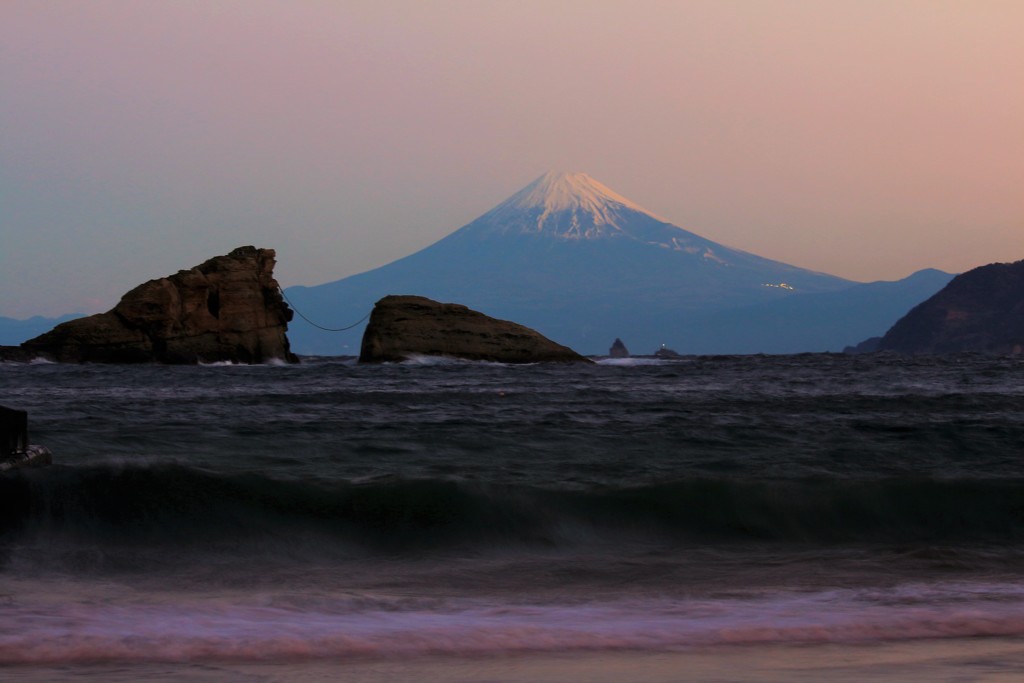 染まりゆく空の下、荒波の砂浜で。