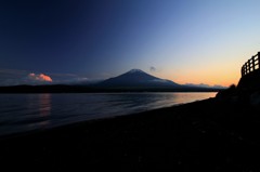 陽は沈み、焼けた雲と…。