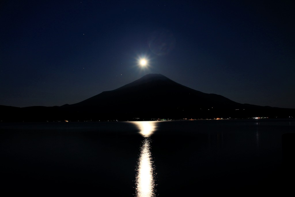 今宵の月は…富士の頂に。