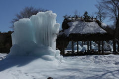 茅葺屋根と樹氷