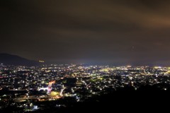 夜の街と霞む富士