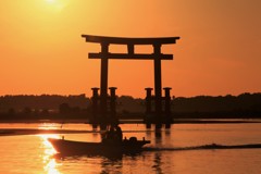 行き交う漁船と…
