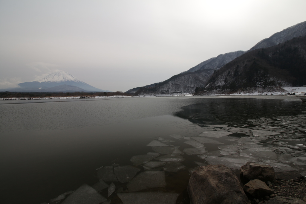 薄氷漂う湖畔にて…