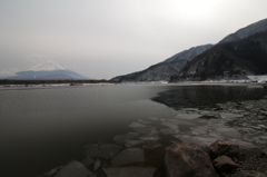 薄氷漂う湖畔にて…