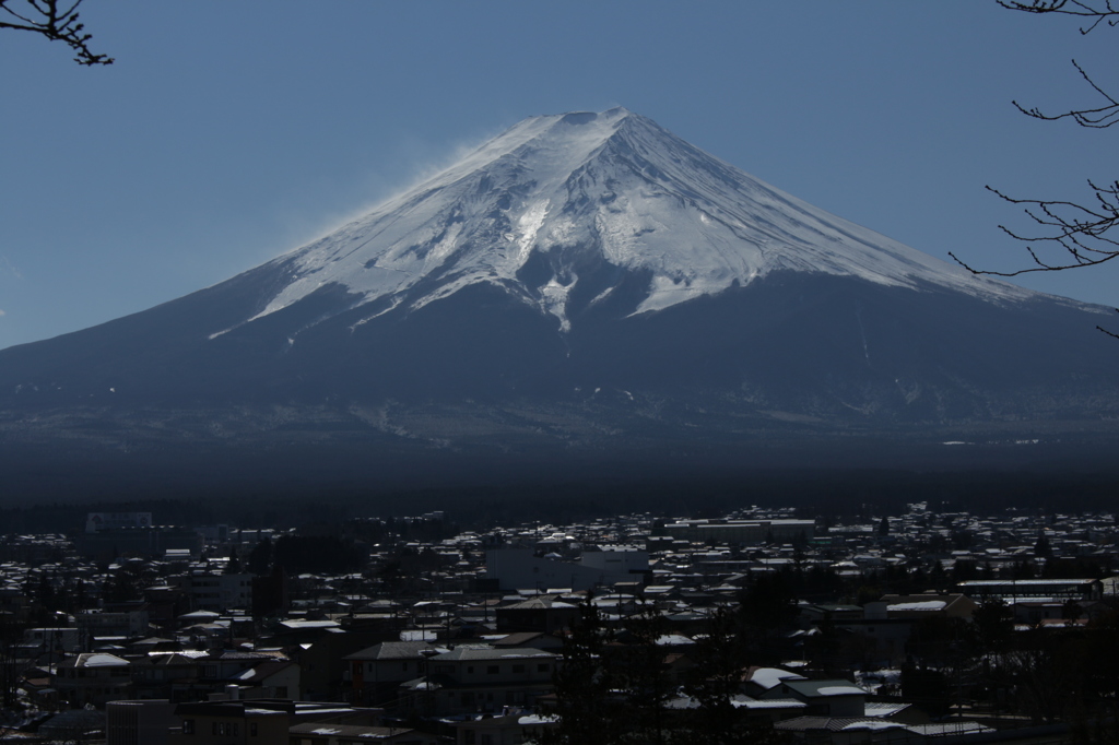 うっすらと雪煙