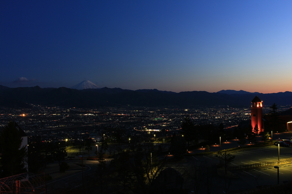 夜が始まるとき…。