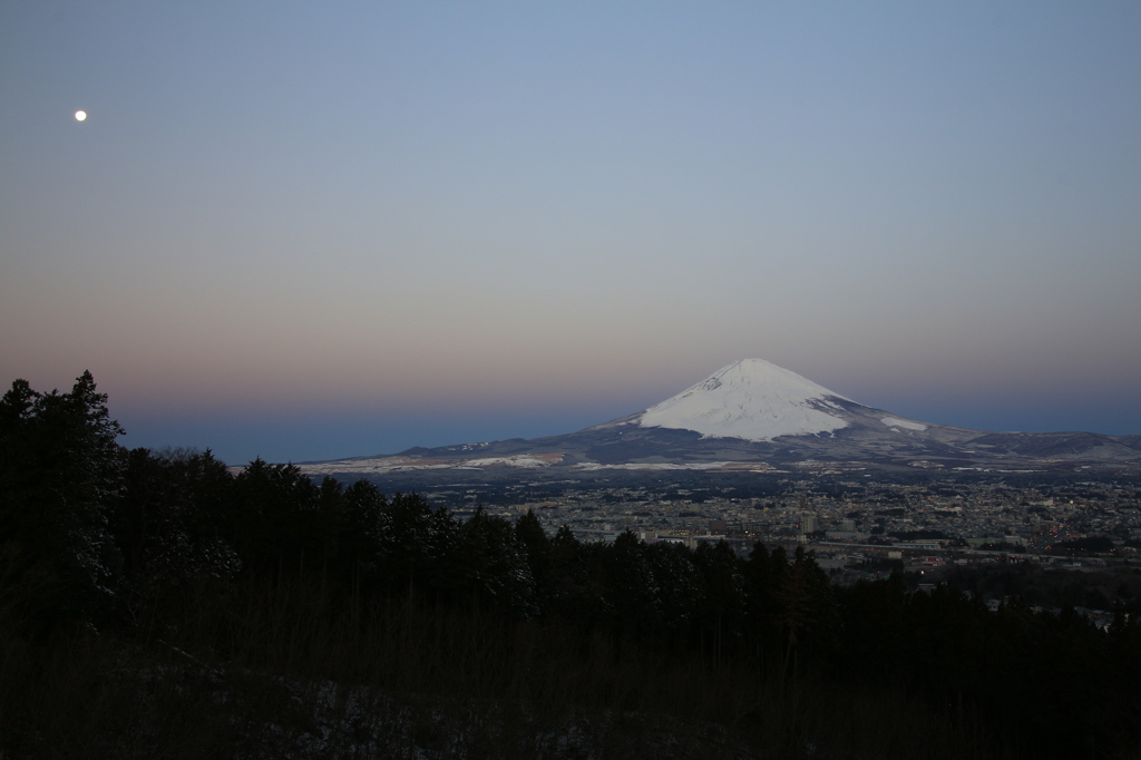 月も見下ろす夜明け