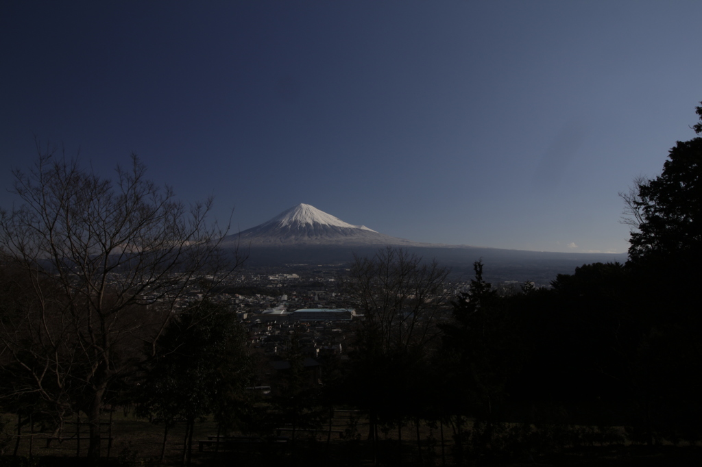 抜けるような青空と…。