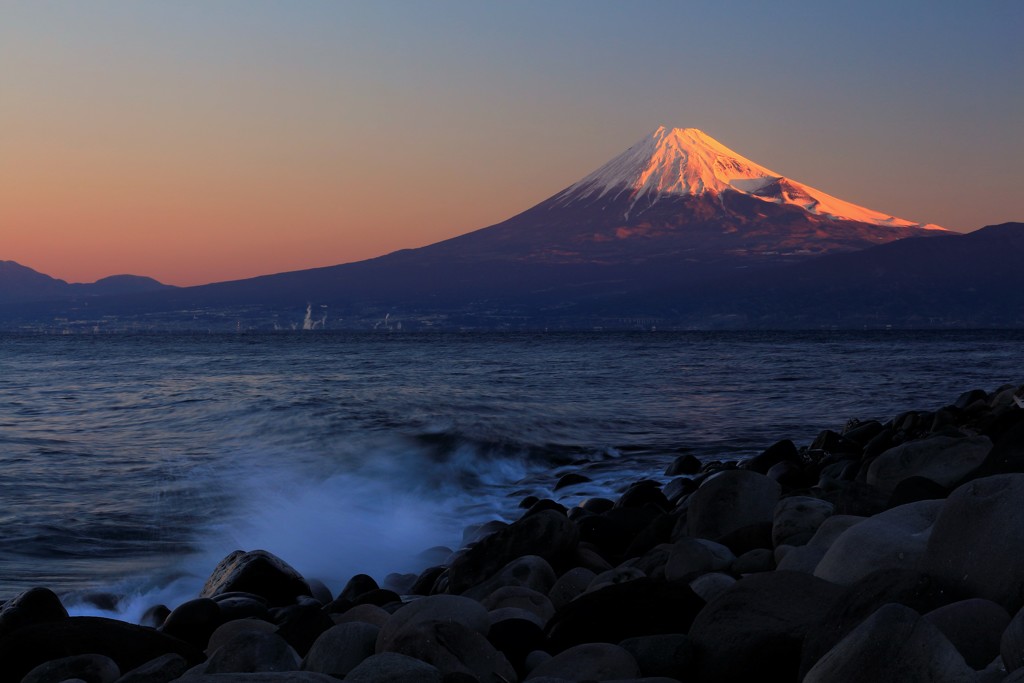 波立つ岸辺から望む紅