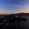 海を挟んで遠くに佇む