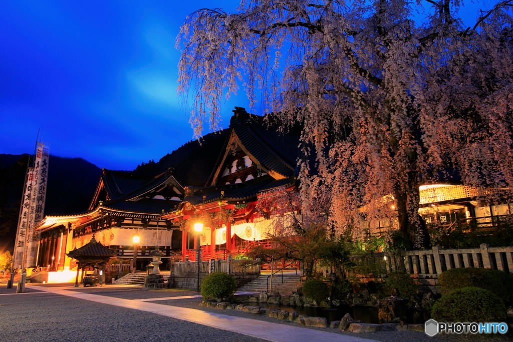 信仰の山、夜の訪れ。