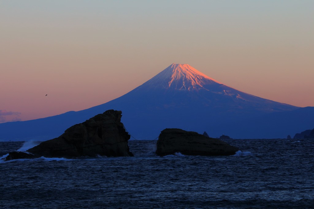 海の向こうに佇む富士