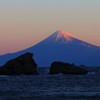海の向こうに佇む富士