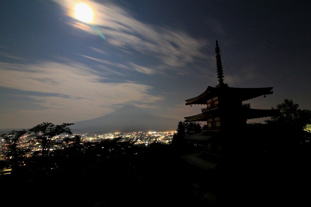 月も見下ろす街の夜