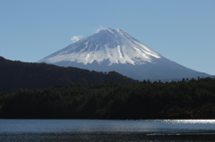 湖畔から見上げる