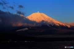 頂に舞い降りし、春の月。