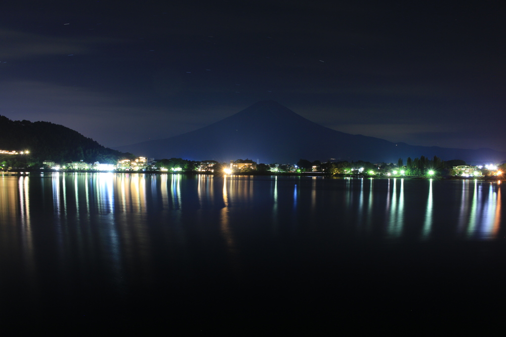 夜更けの湖畔にて…。