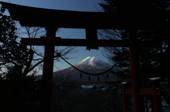 鳥居で囲って…