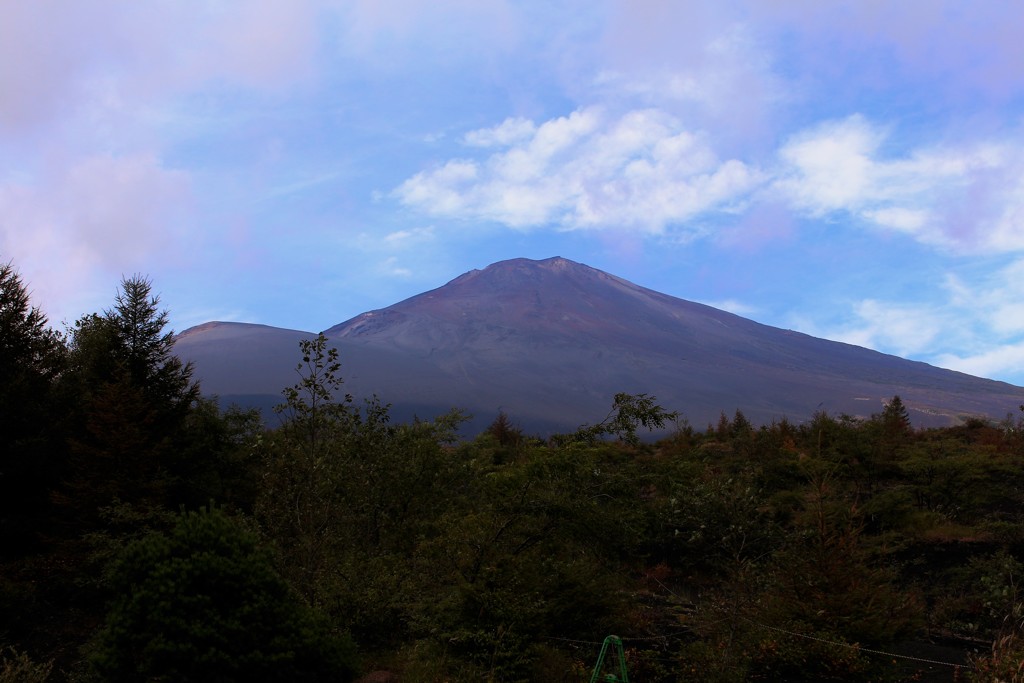 閉鎖された登山口の前で…