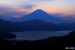 春霞の蒼き富士