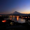 麓の街、目覚める。